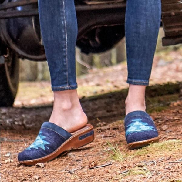 Born | For Women Bandy Blanket Clogs - Indigo Blanket Combo (Blue)