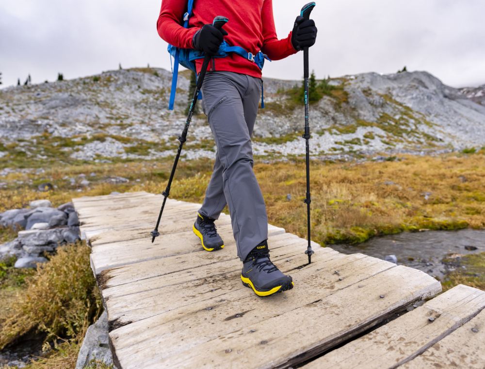 TOPO WOMEN'S TRAILVENTURE 2-Charcoal/Mustard