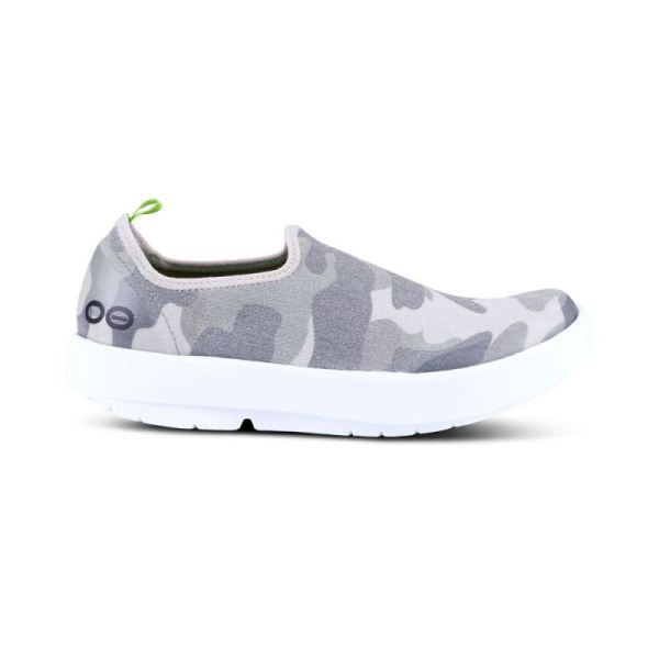 OOFOS WOMEN'S OOMG EEZEE LOW SHOE - GREEN CAMO