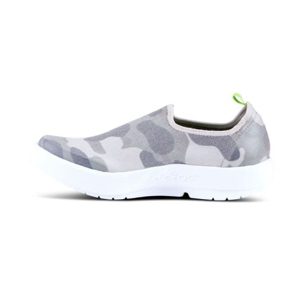 OOFOS WOMEN'S OOMG EEZEE LOW SHOE - GREEN CAMO