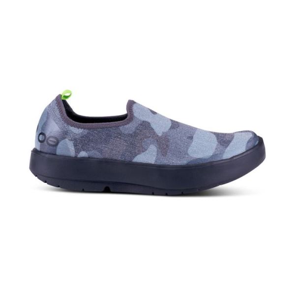 OOFOS WOMEN'S OOMG EEZEE LOW SHOE - BLACK CAMO