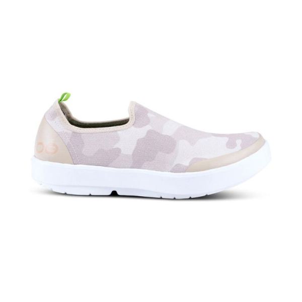 OOFOS WOMEN'S OOMG EEZEE LOW SHOE - TAN CAMO