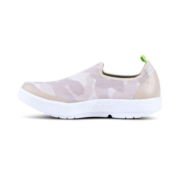 OOFOS WOMEN'S OOMG EEZEE LOW SHOE - TAN CAMO