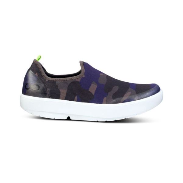 OOFOS WOMEN'S OOMG EEZEE LOW SHOE - MIDNIGHT CAMO