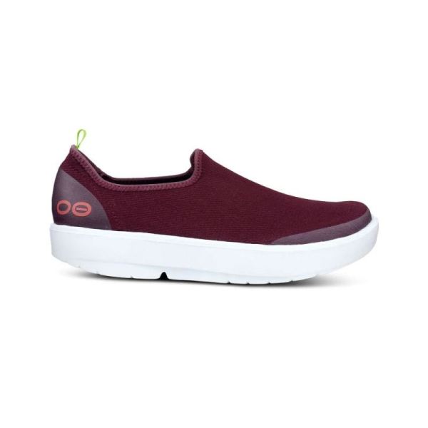 OOFOS WOMEN'S OOMG EEZEE LOW SHOE - CABERNET