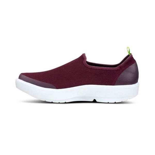 OOFOS WOMEN'S OOMG EEZEE LOW SHOE - CABERNET