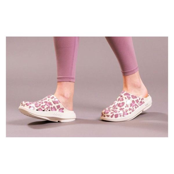 OOFOS WOMEN'S OOCLOOG LIMITED EDITION CLOG - ROSE LEOPARD