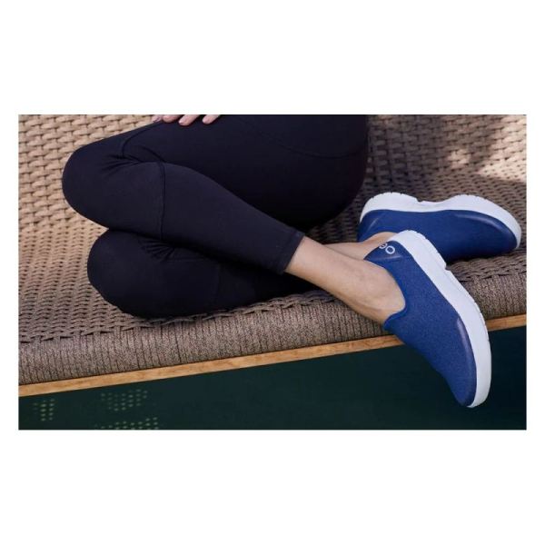 OOFOS WOMEN'S OOMG EEZEE LOW SHOE - NAVY