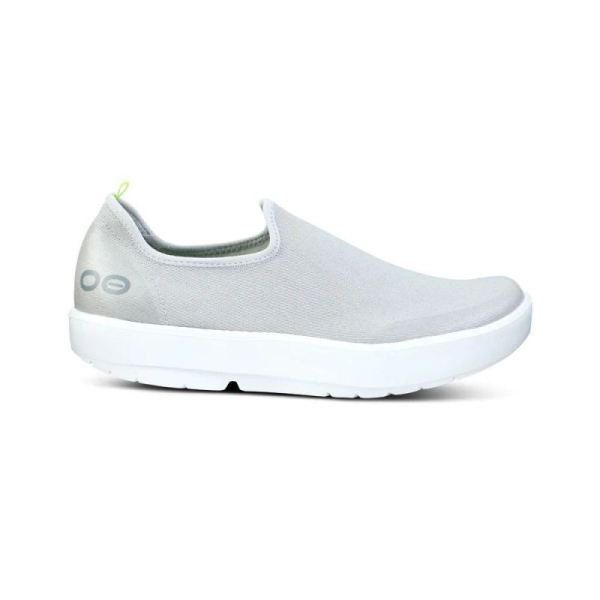 OOFOS WOMEN'S OOMG EEZEE LOW SHOE - GRAY