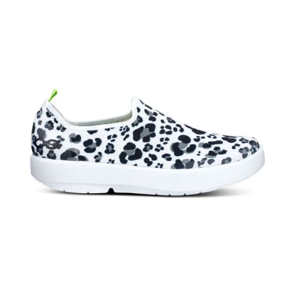 OOFOS WOMEN'S OOMG EEZEE LOW SHOE - SNOW LEOPARD