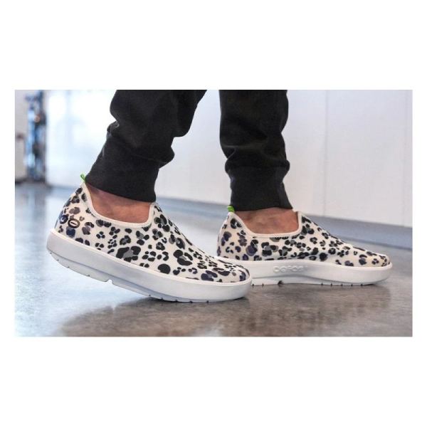 OOFOS WOMEN'S OOMG EEZEE LOW SHOE - SNOW LEOPARD