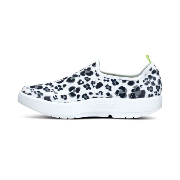 OOFOS WOMEN'S OOMG EEZEE LOW SHOE - SNOW LEOPARD