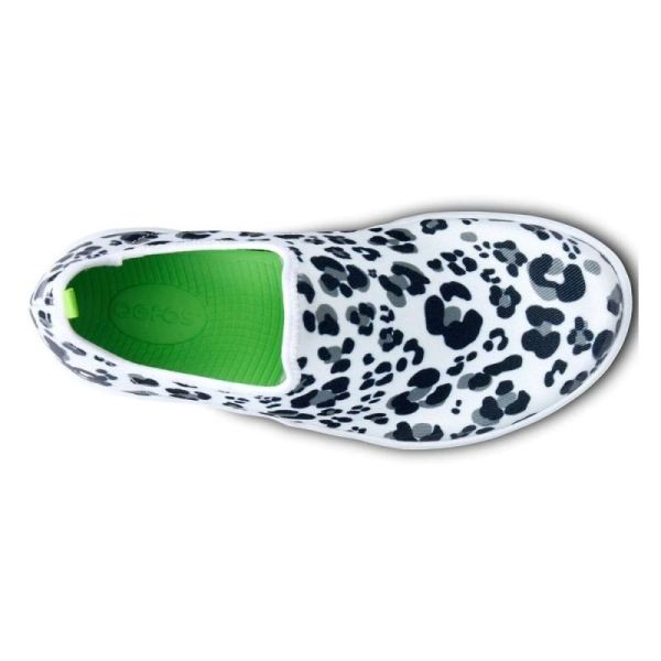 OOFOS WOMEN'S OOMG EEZEE LOW SHOE - SNOW LEOPARD