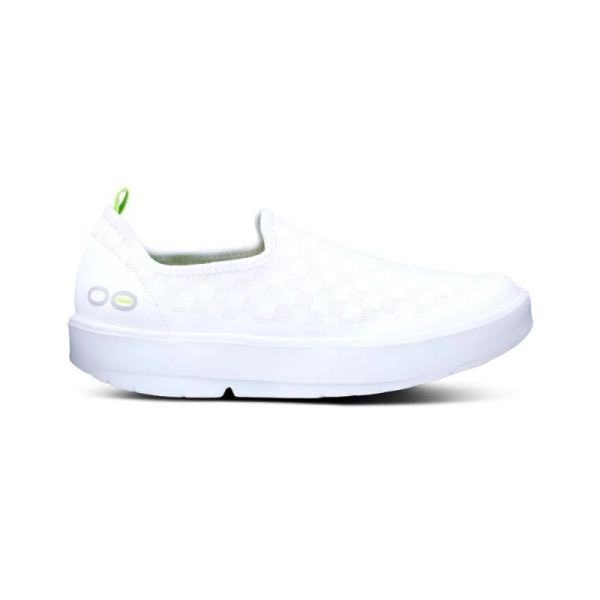 OOFOS WOMEN'S OOMG EEZEE LOW SHOE - WHITE CHECKER